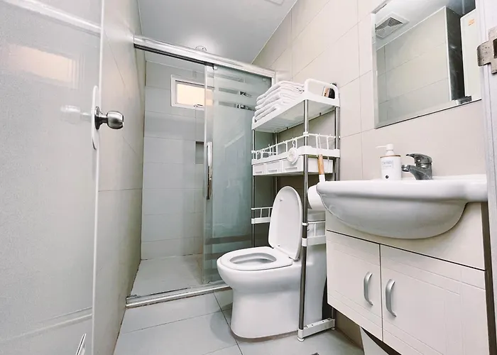 Modern 2 Bedroom With Balcony - Free Pool & Gym Apartamento