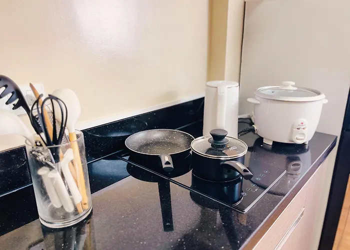 Modern 2 Bedroom With Balcony - Free Pool & Gym Apartamento Manila